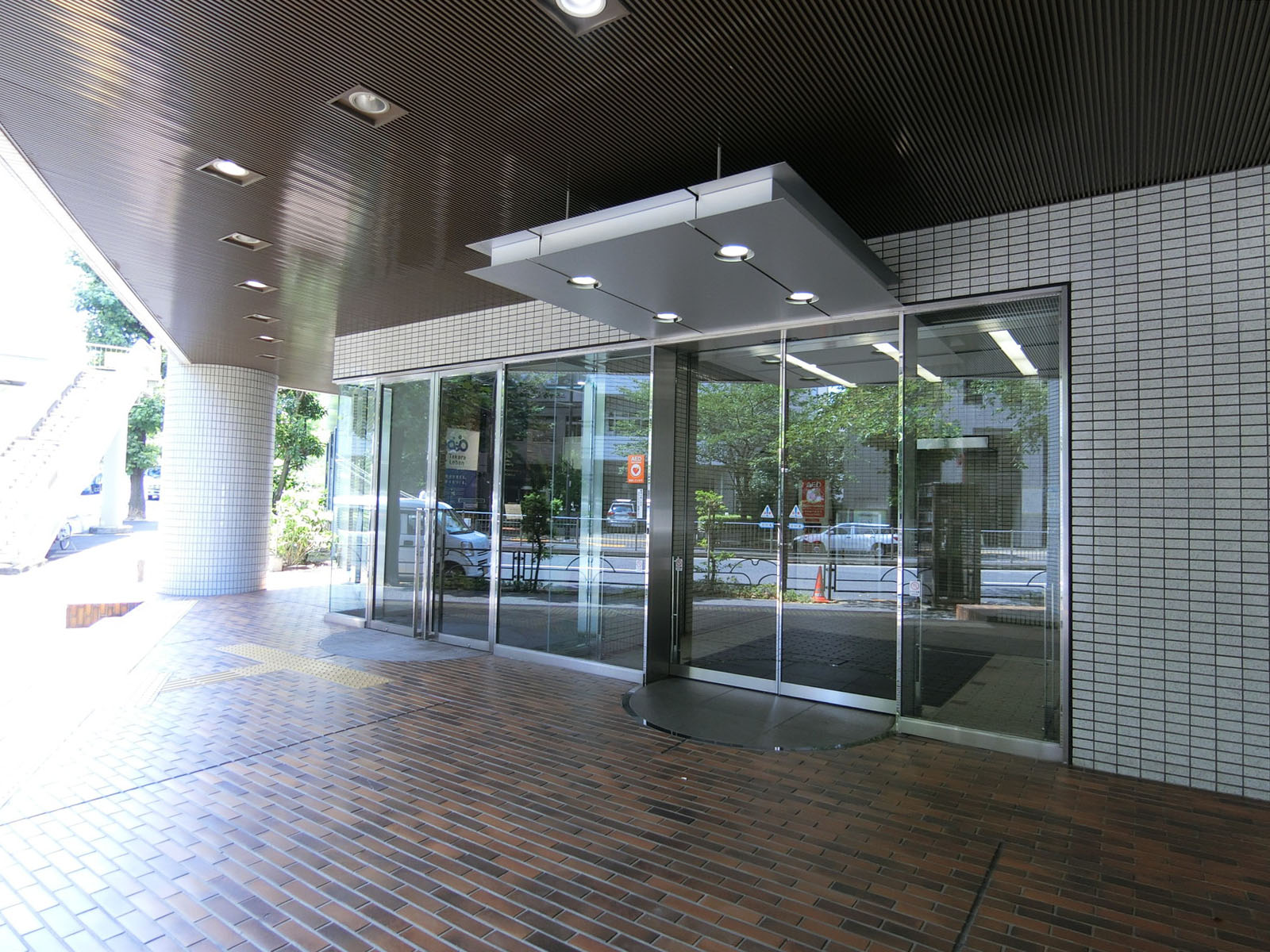 オフィスビル出入口