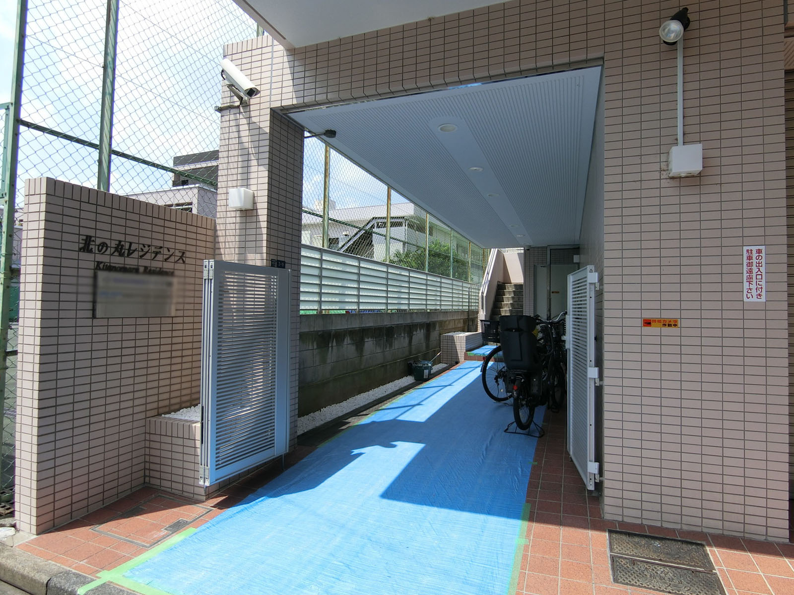オフィスビル出入口