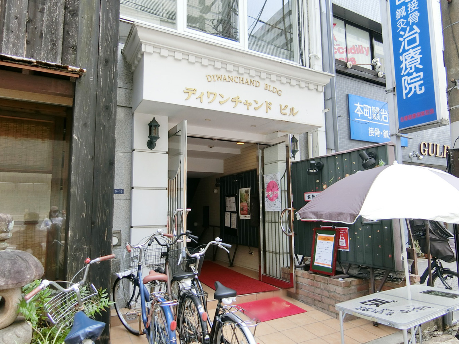 オフィスビル出入り口