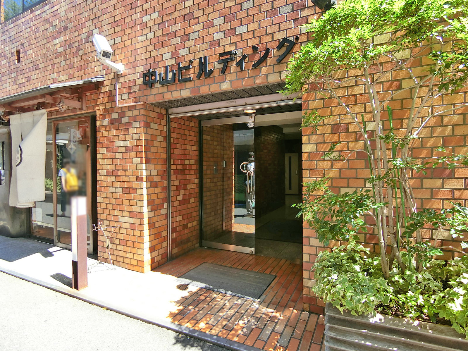 オフィスビル出入り口