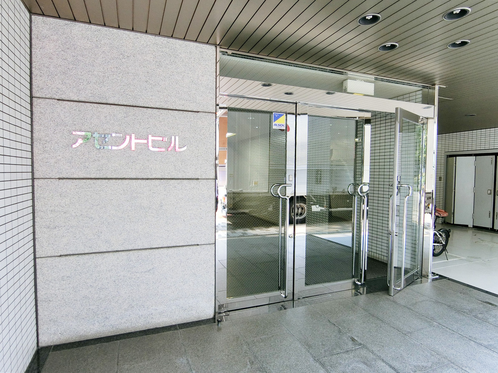 オフィスビル出入り口