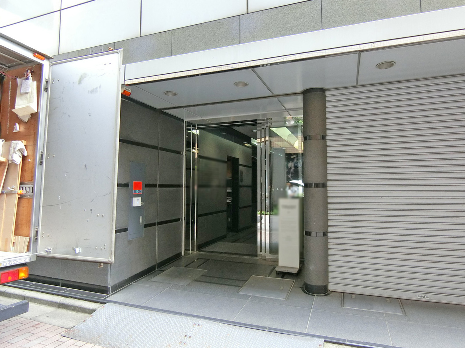 オフィスビル出入り口