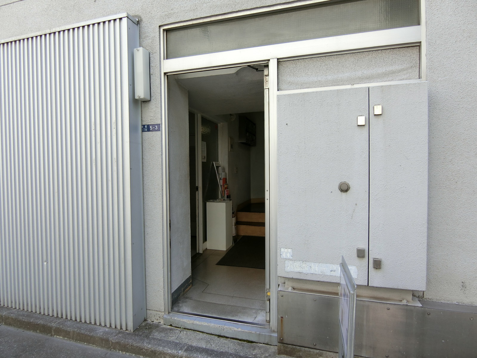 オフィスビル出入り口