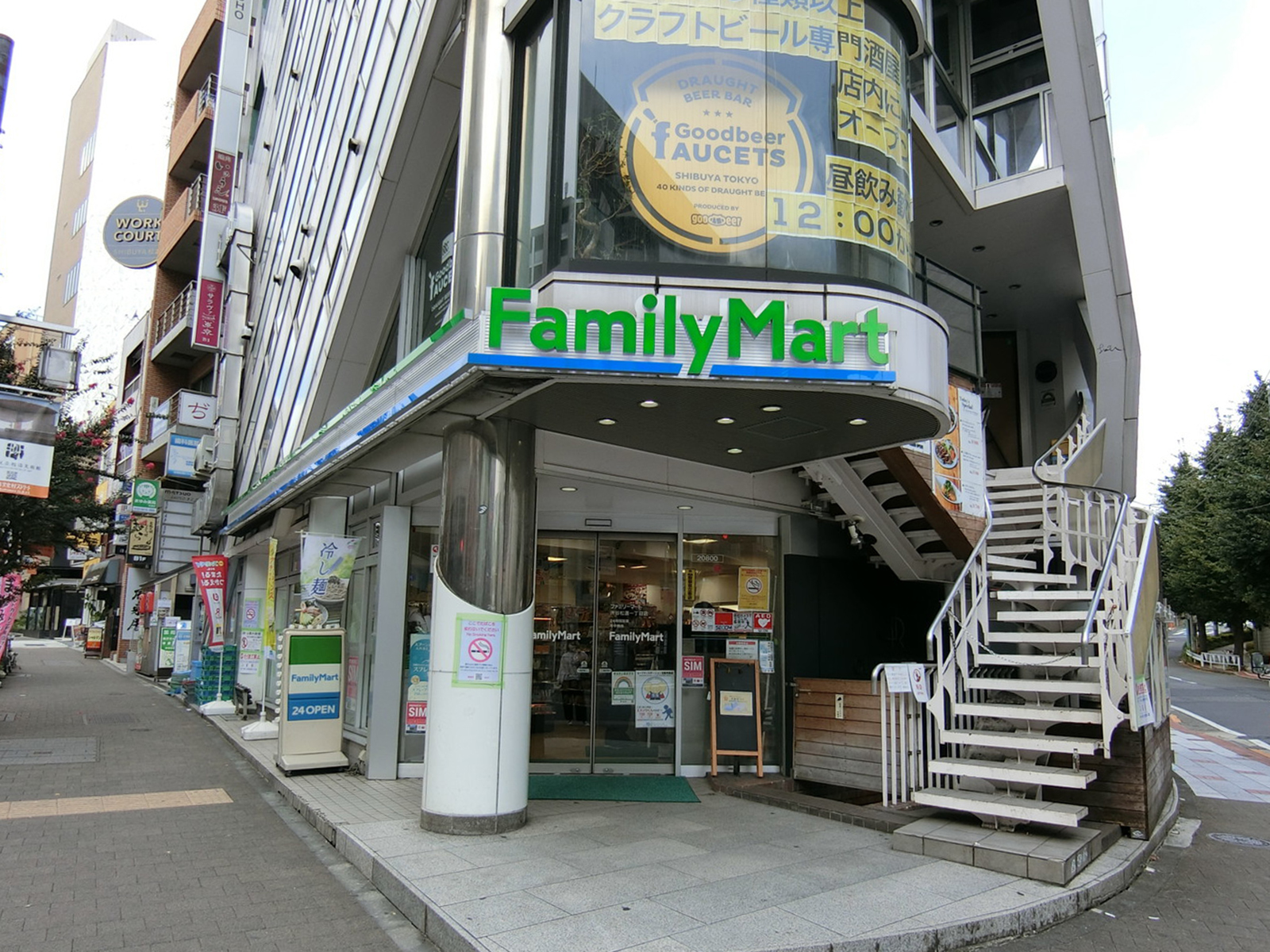 1階のファミリーマート