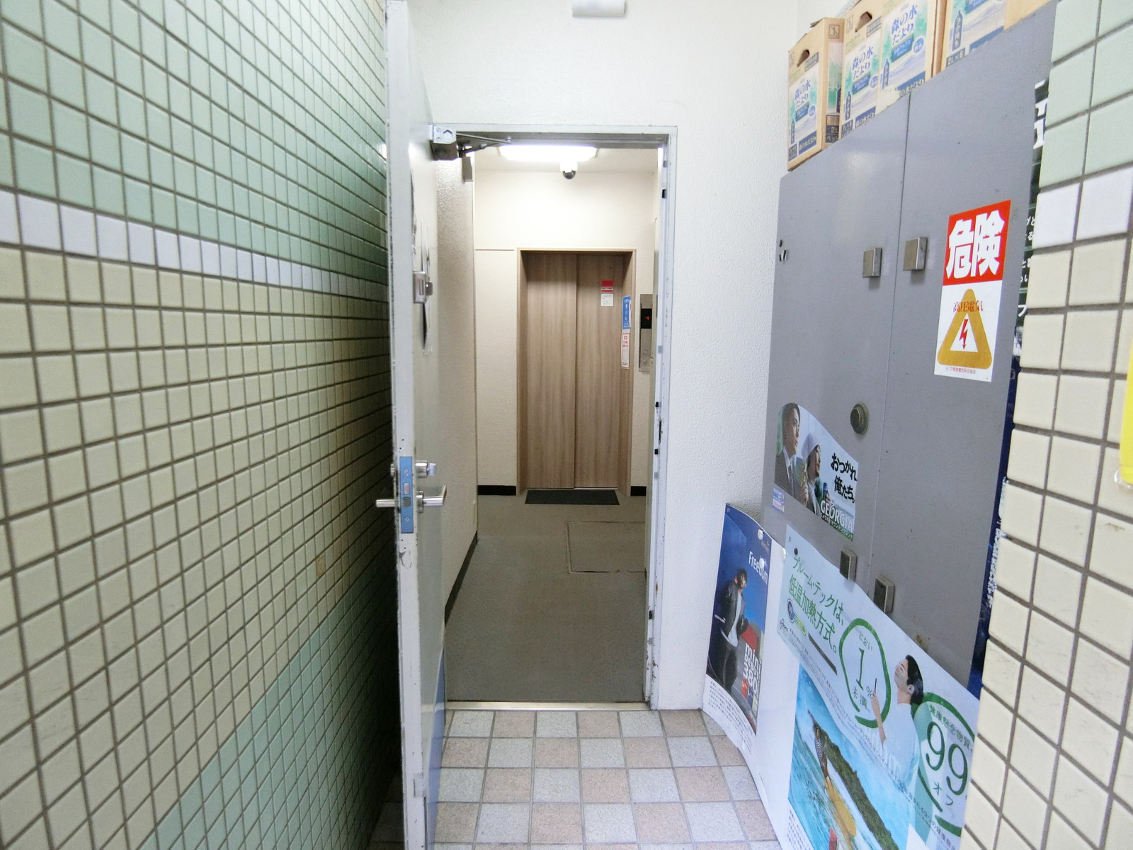 オフィスビル出入口