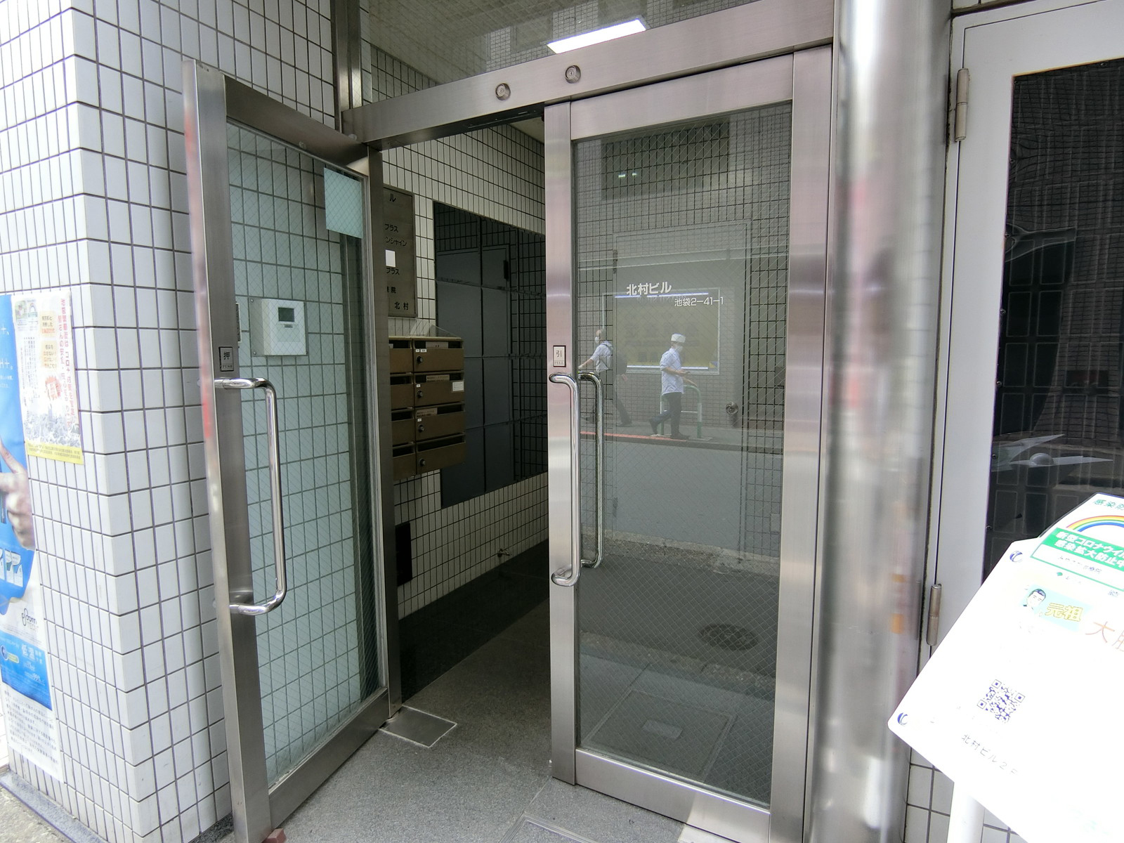 オフィスビル出入口