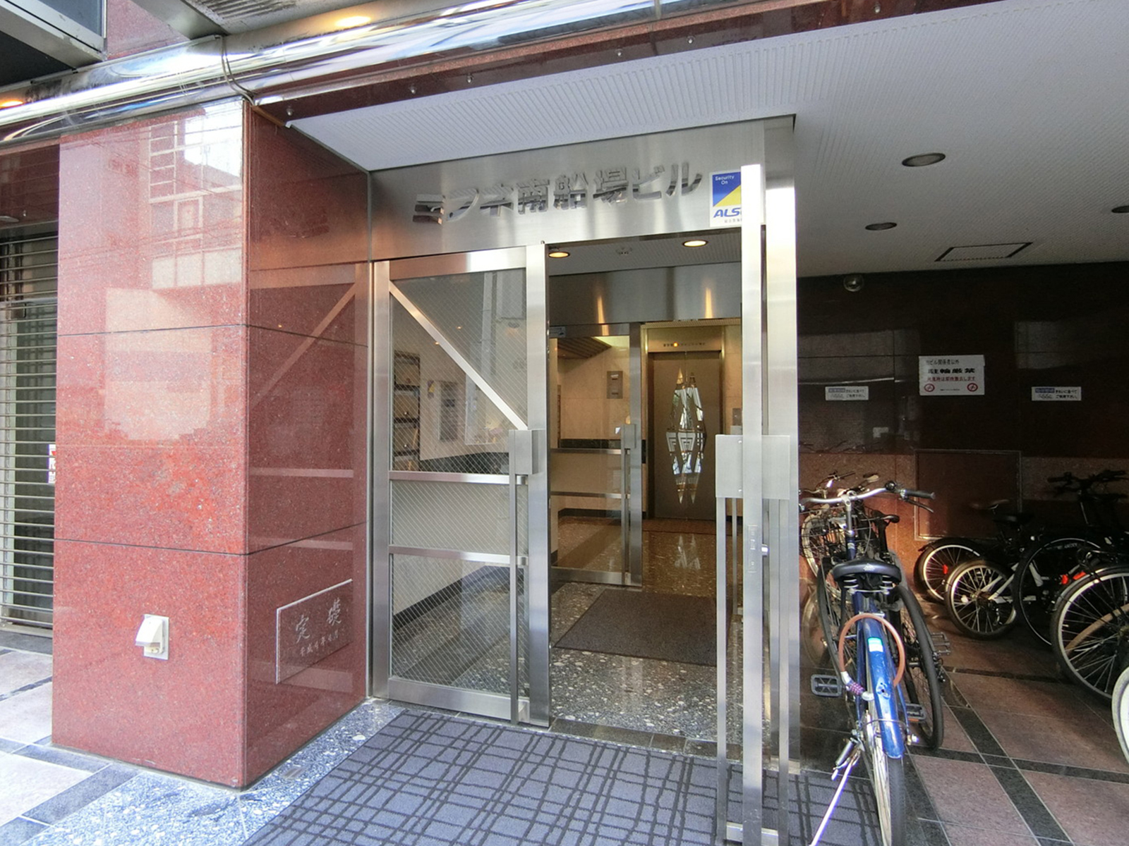 オフィスビル出入口