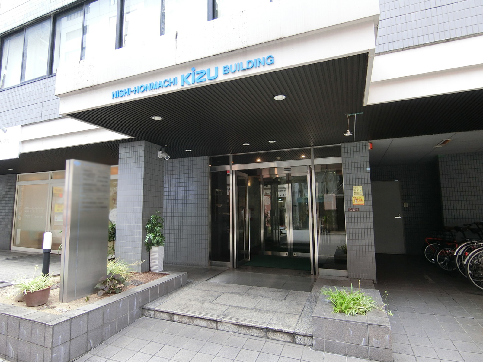 オフィスビル出入口