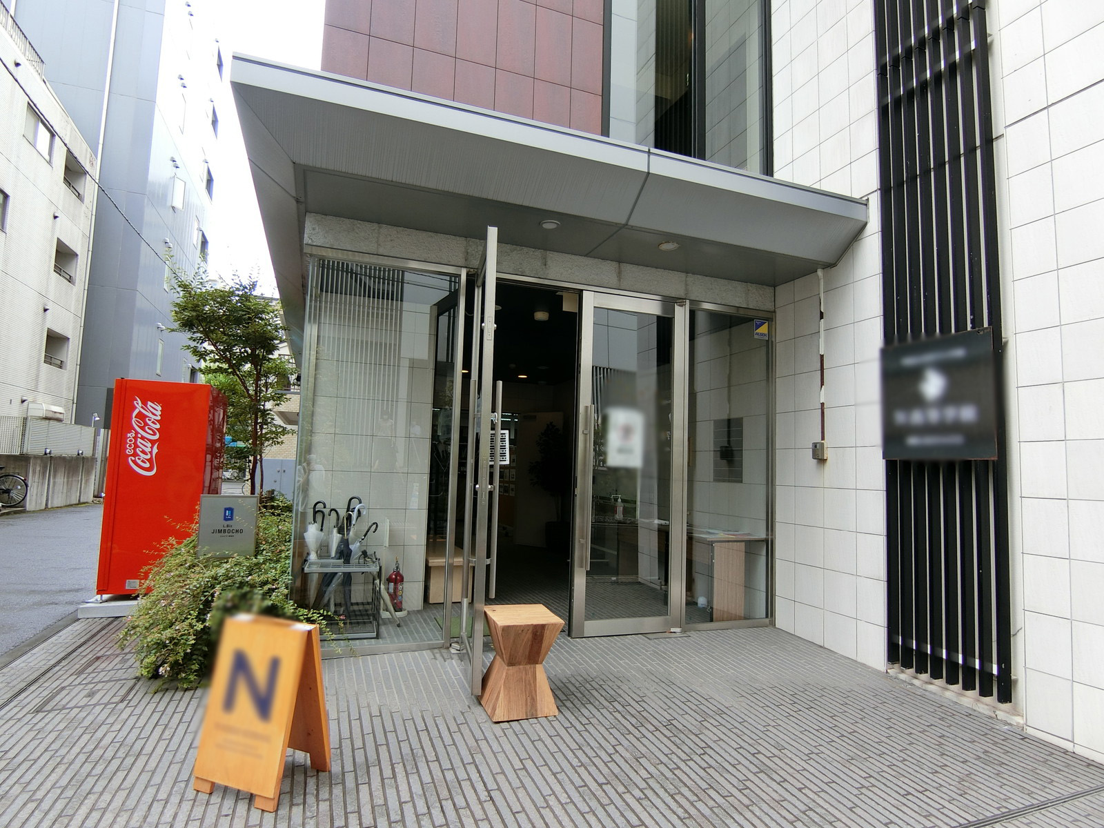 オフィスビル出入り口