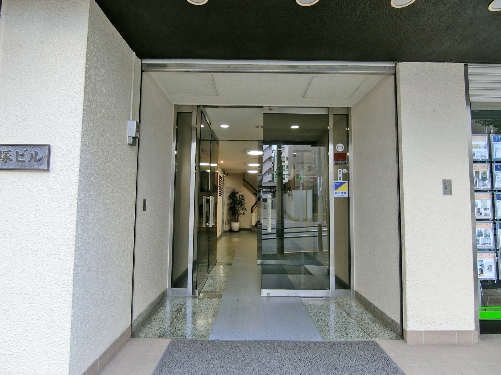 オフィスビル出入口