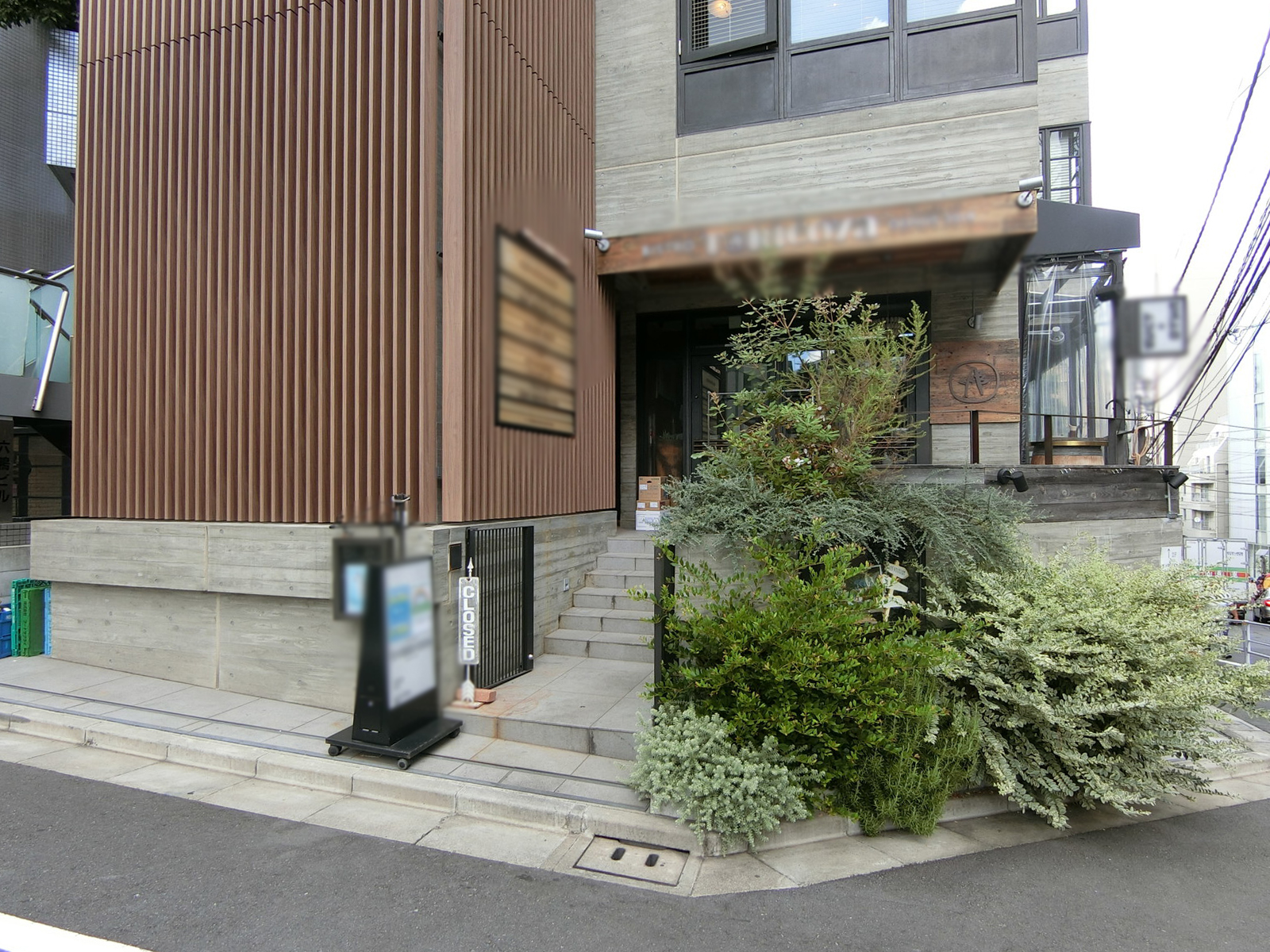 オフィスビル出入り口