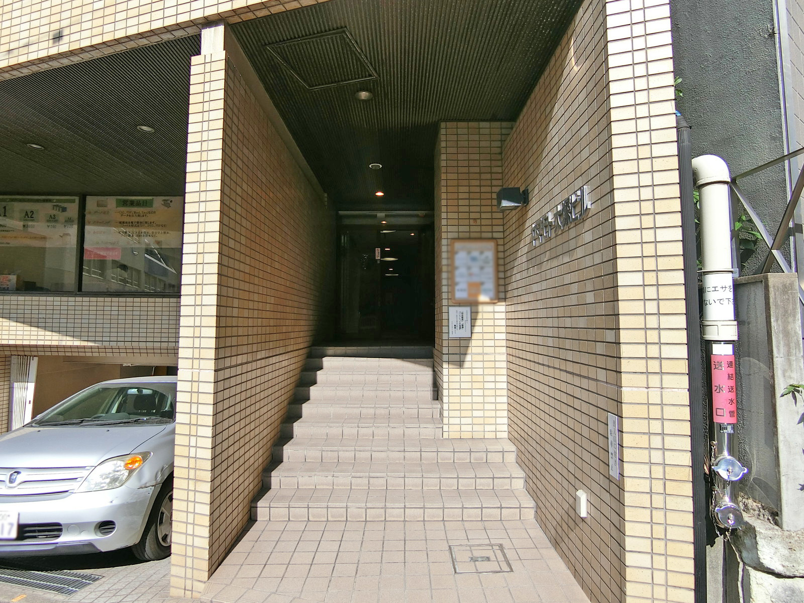 オフィスビル出入口