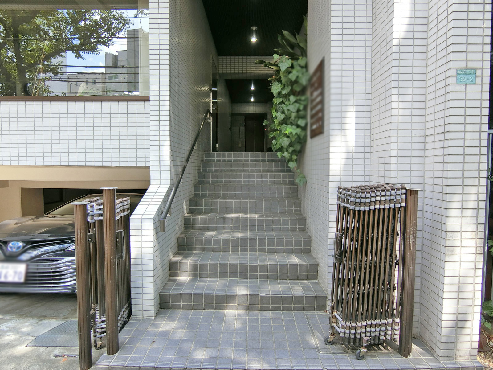 オフィスビル出入口