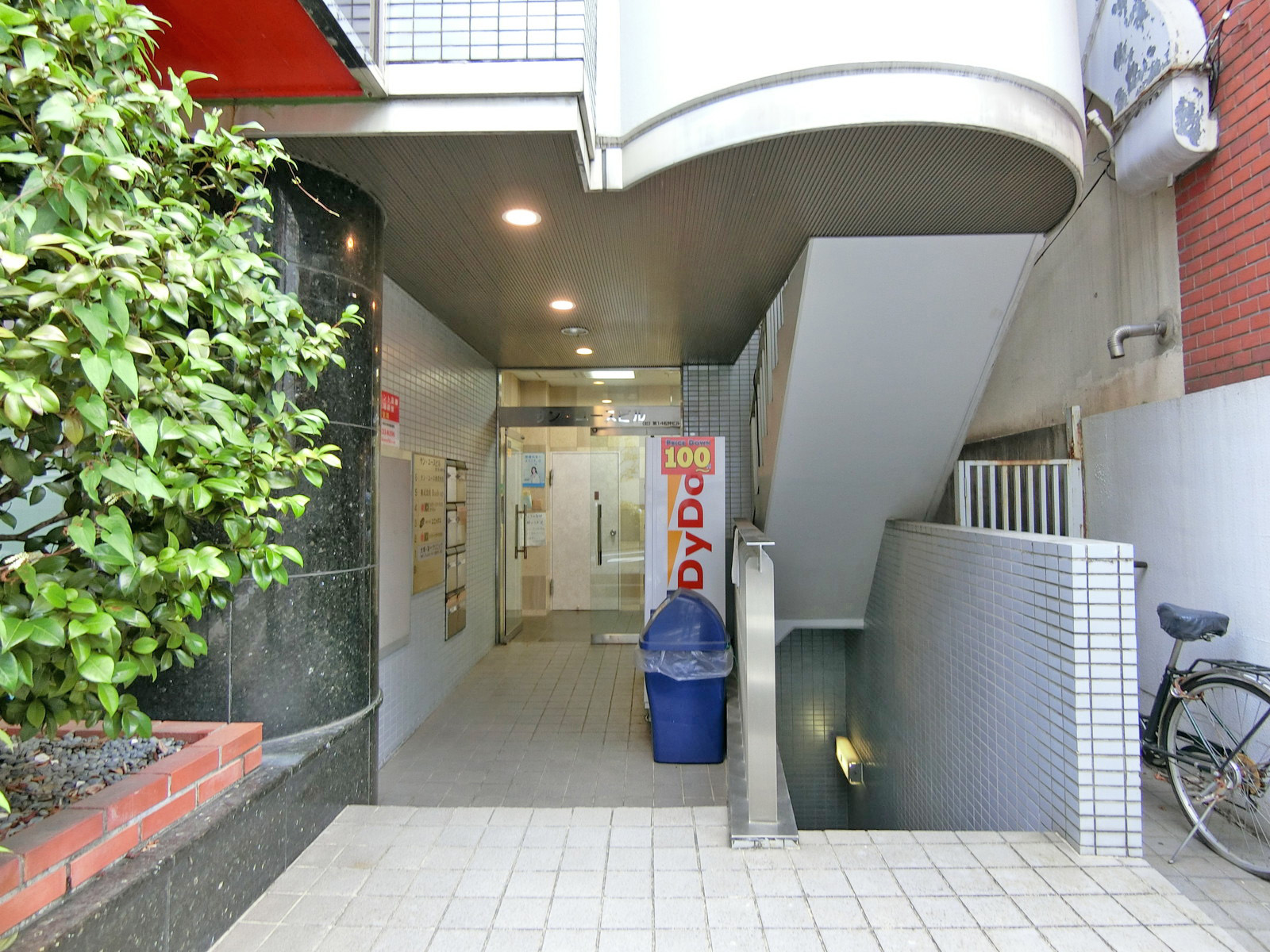 オフィスビル出入口