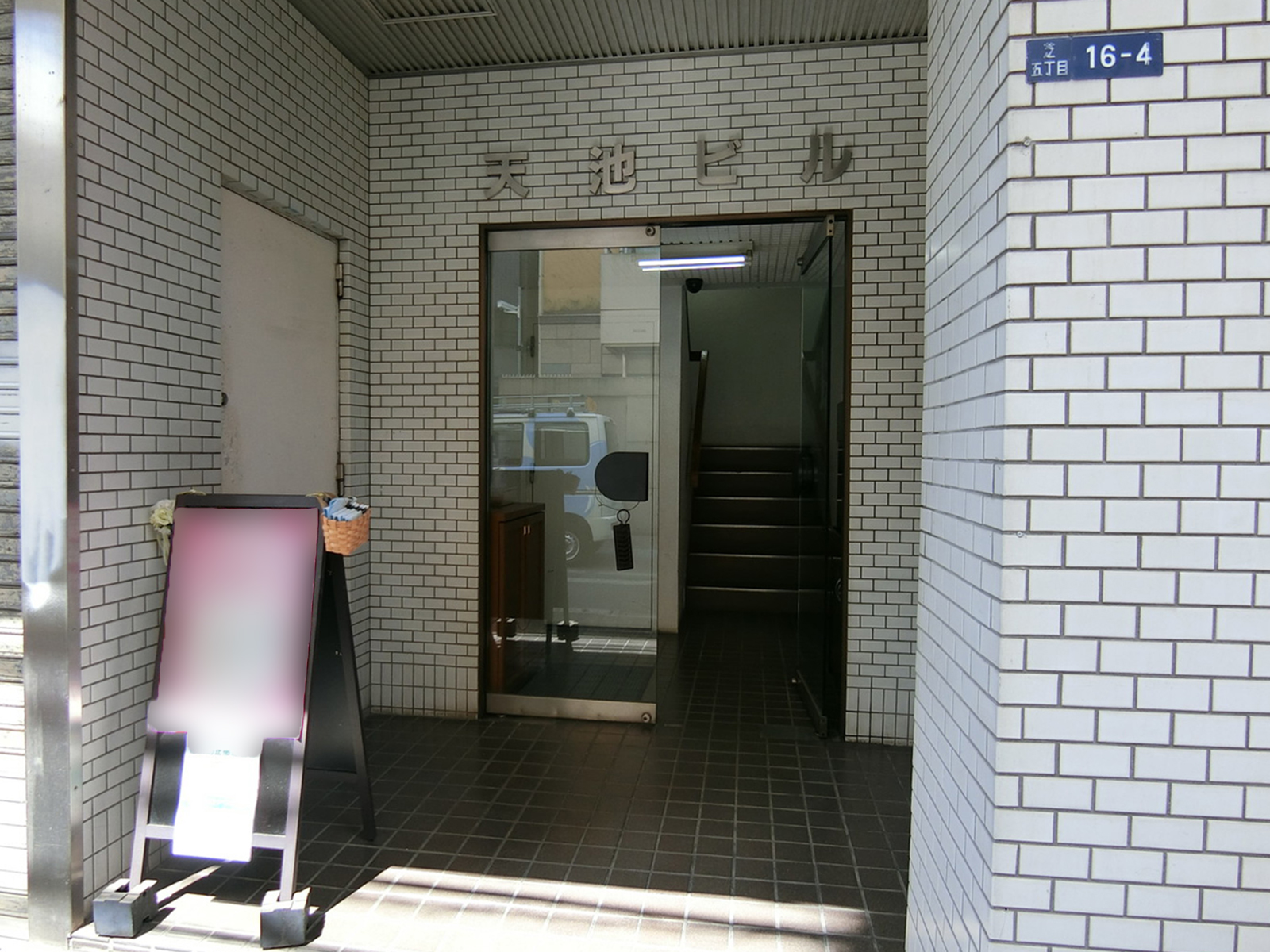 オフィスビル出入口