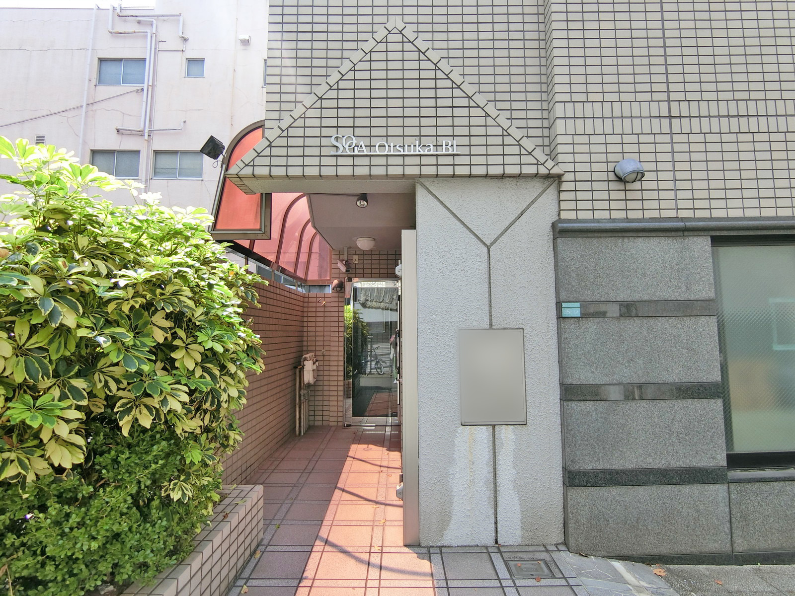 オフィスビル出入口