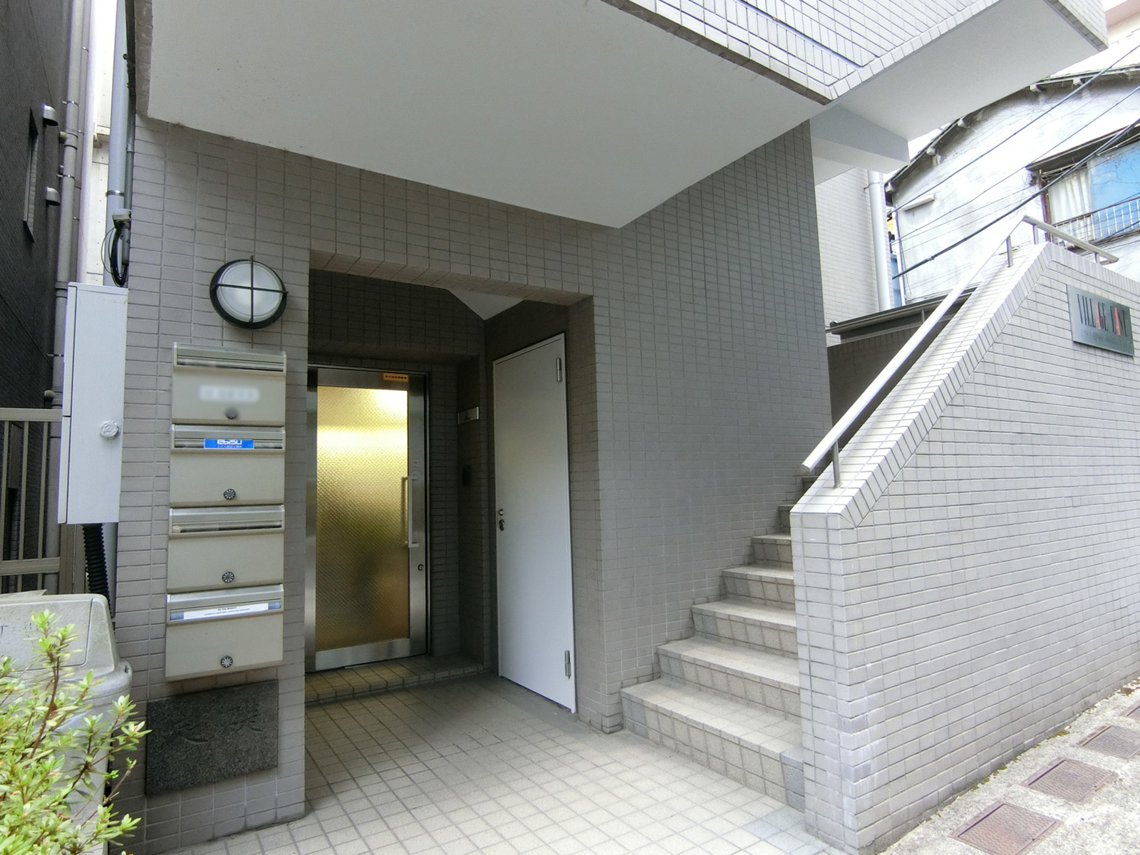オフィスビル出入り口