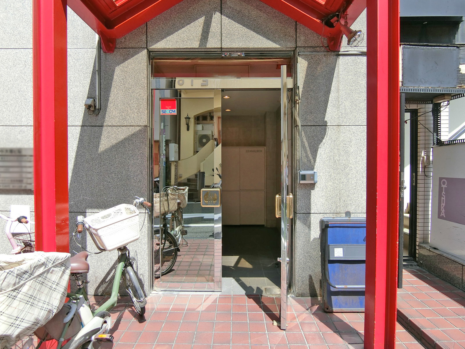 オフィスビル出入口