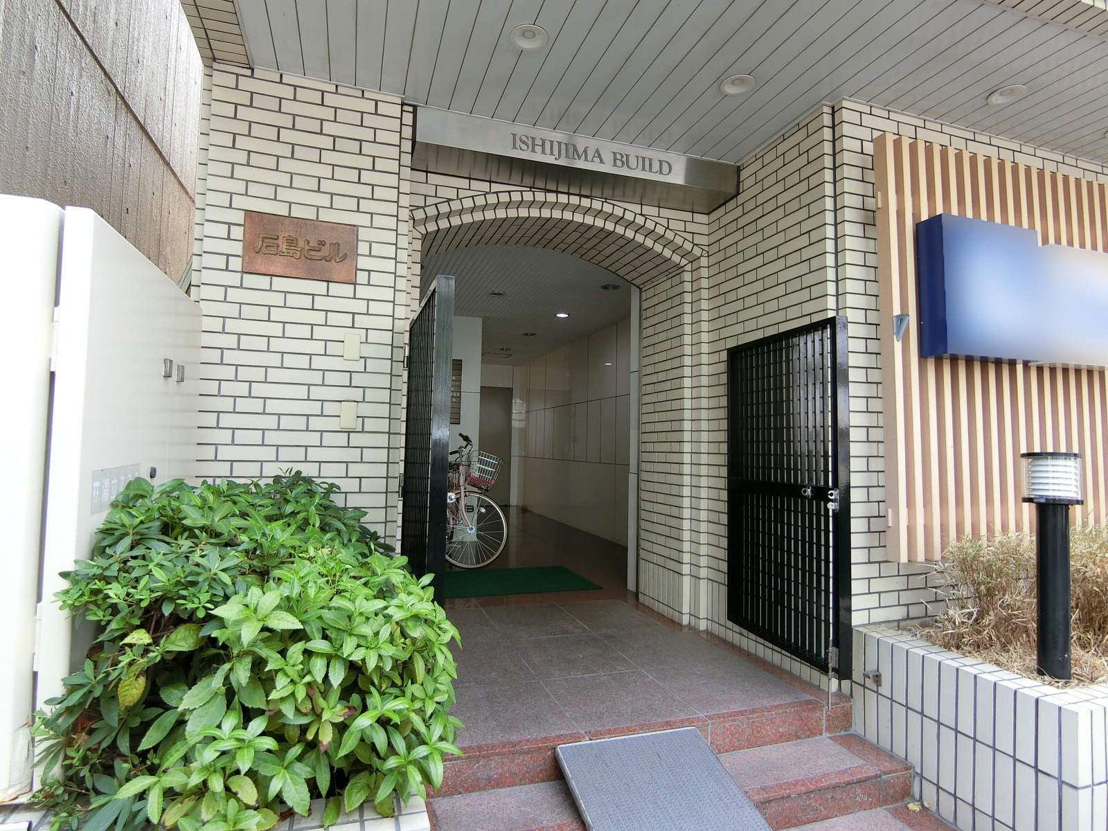 オフィスビル出入り口