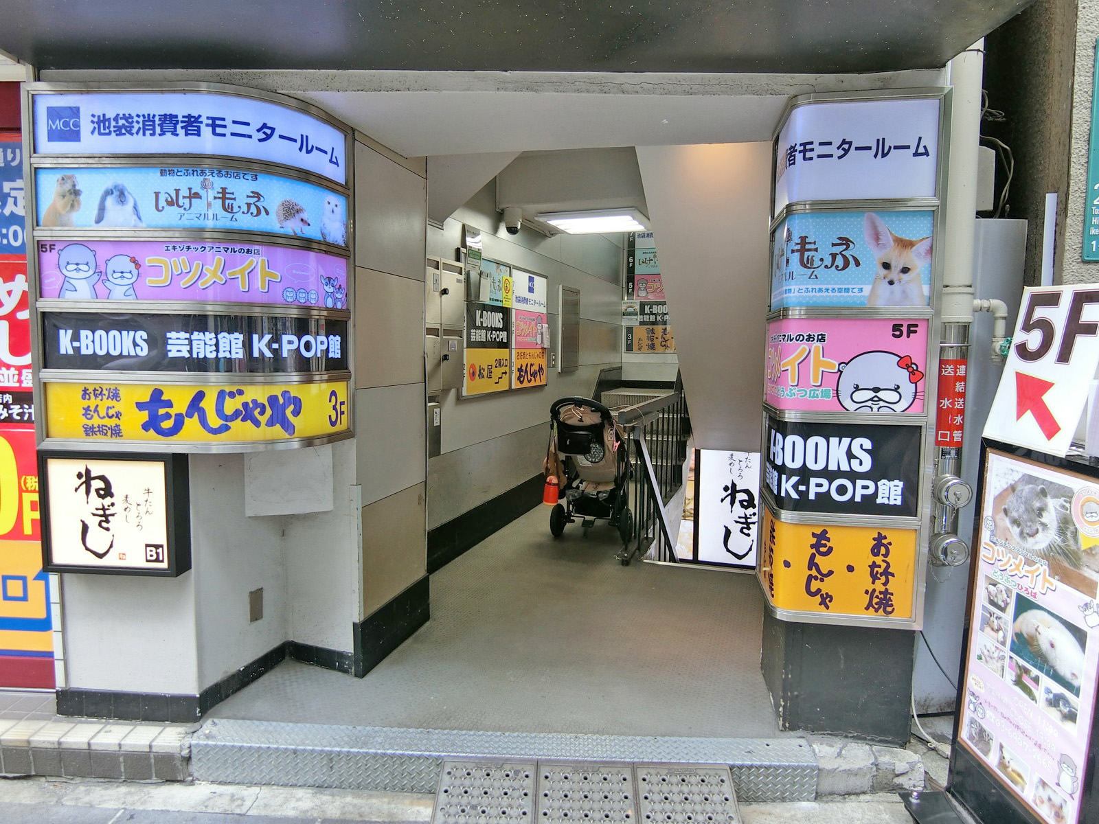オフィスビル出入口