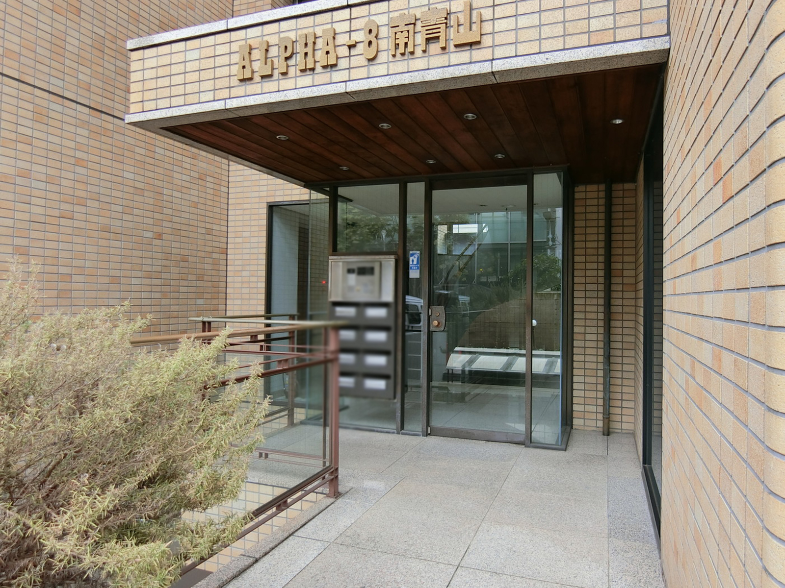 オフィスビル出入口