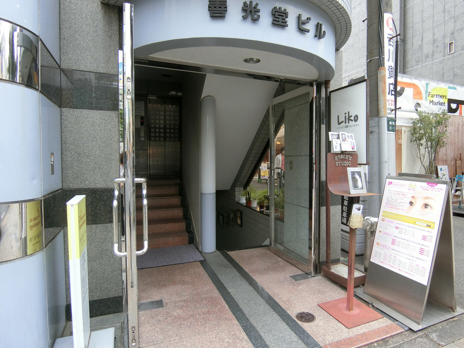 オフィスビル出入口