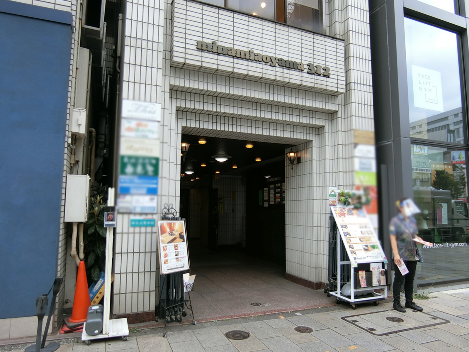 オフィスビル出入口