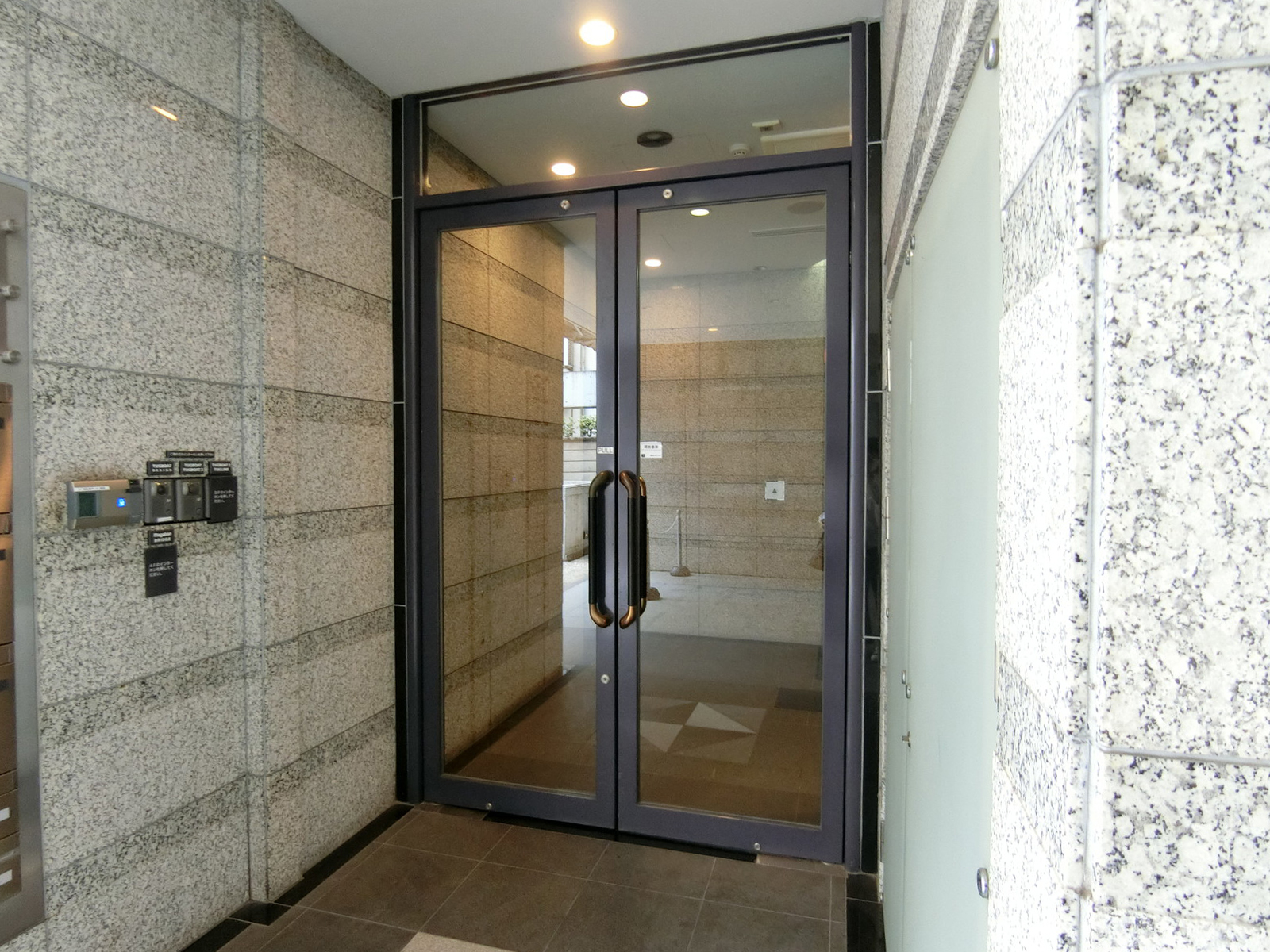 オフィスビル出入口