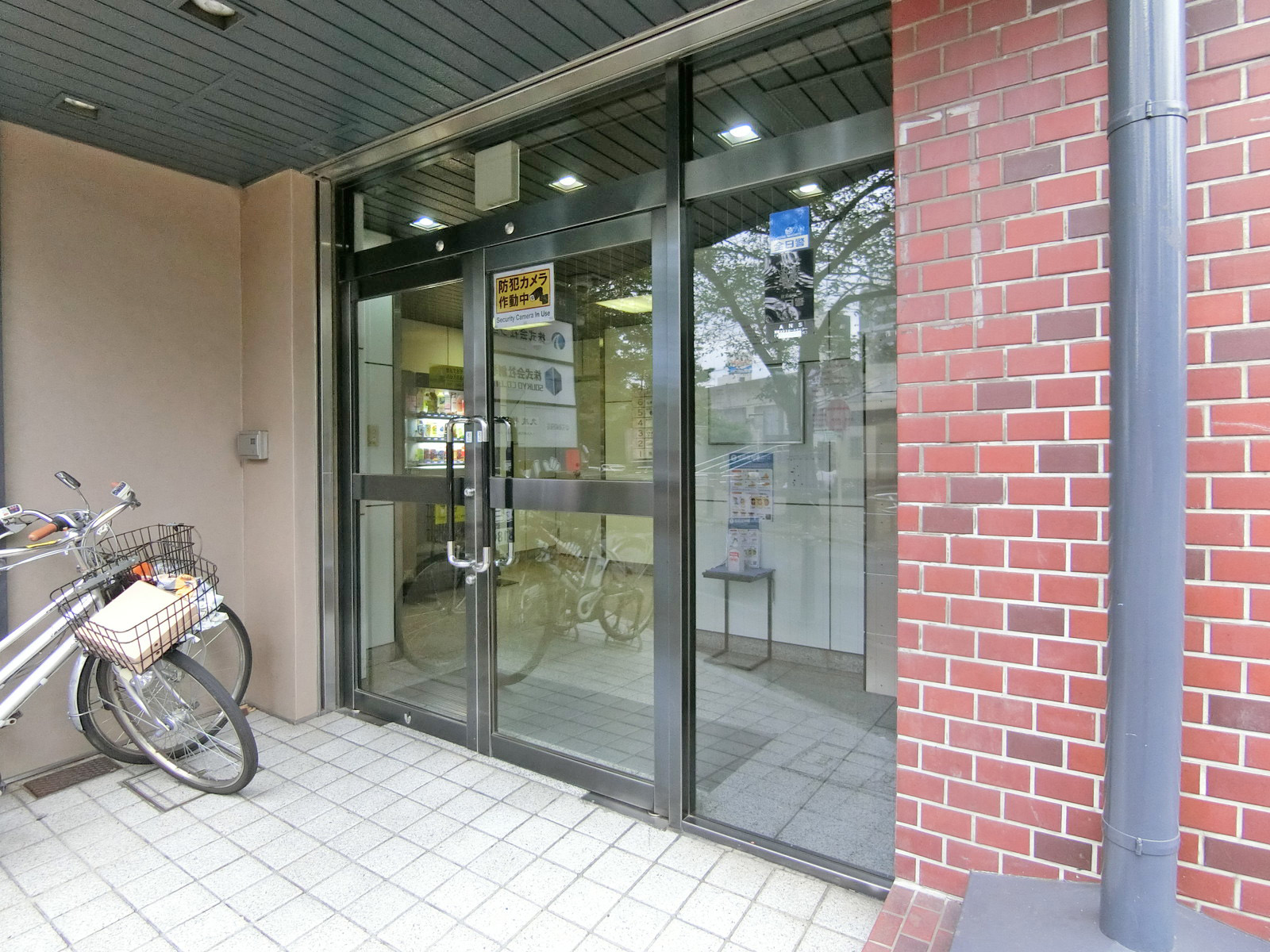 オフィスビル出入口