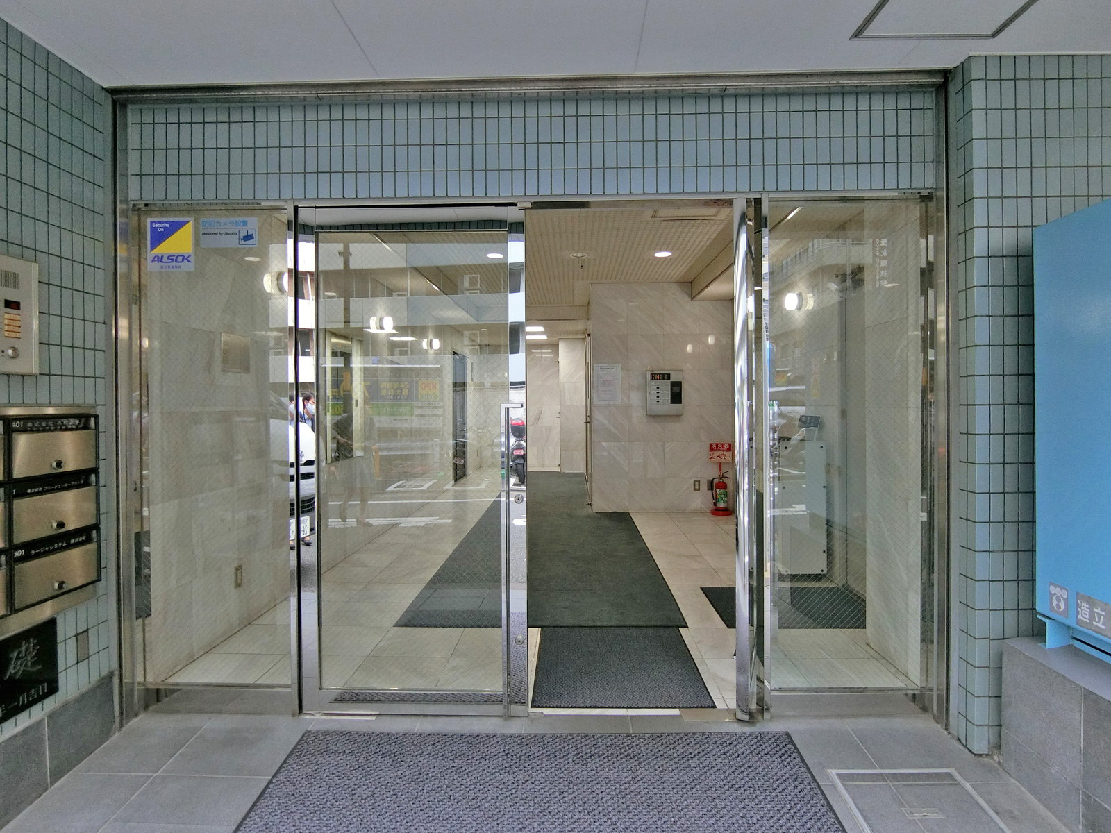 オフィスビル出入口
