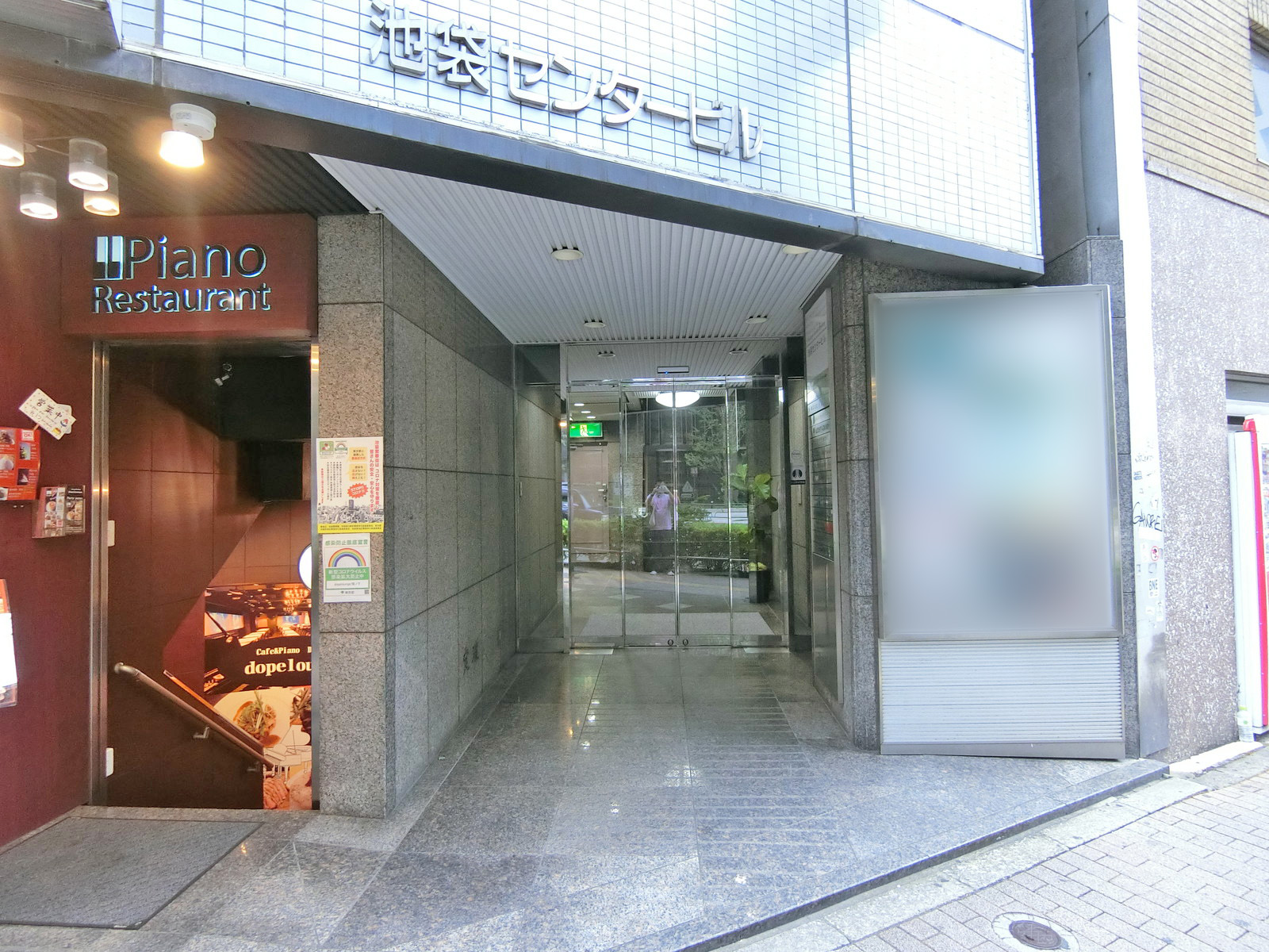 オフィスビル出入口