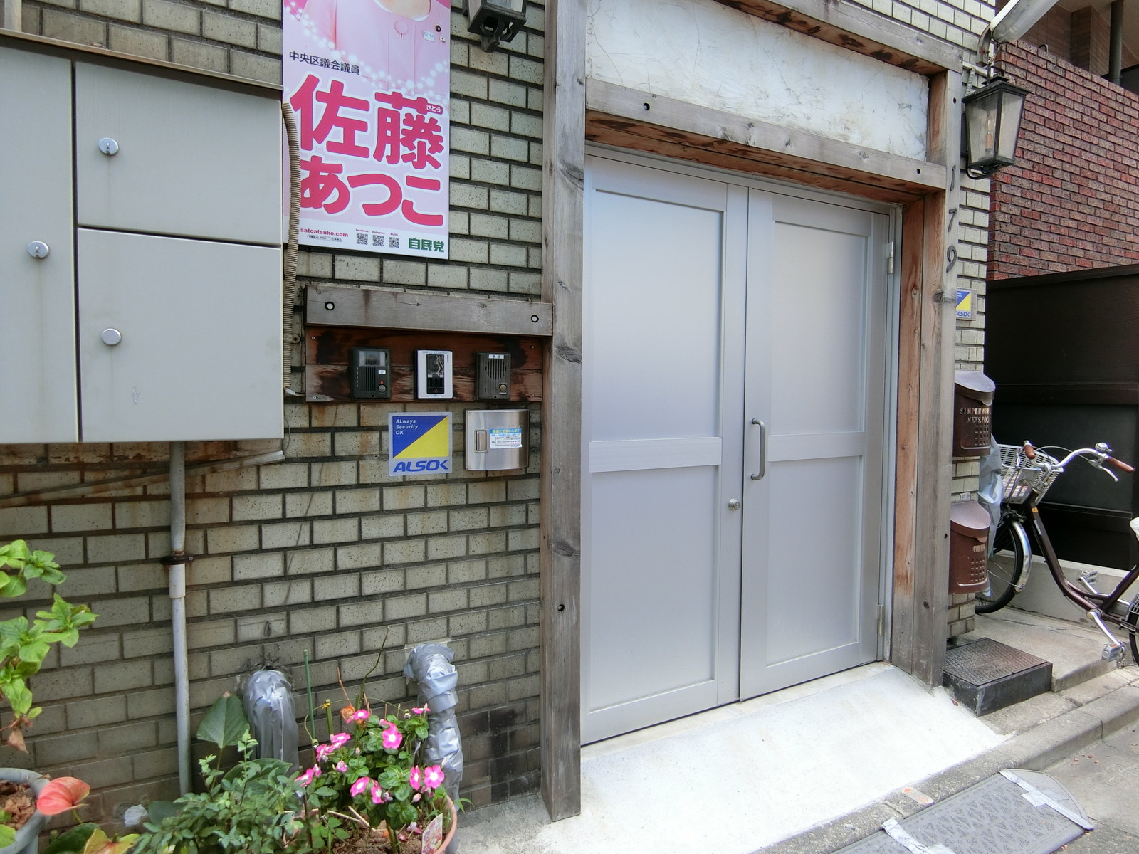 オフィスビル出入口
