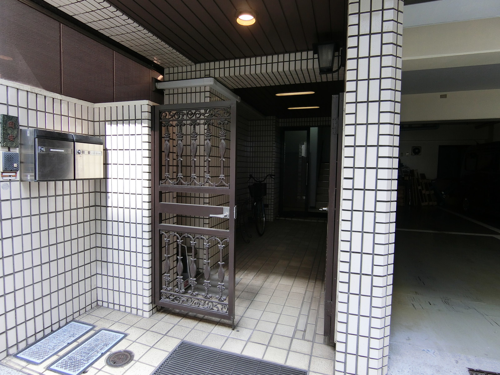 オフィスビル出入口
