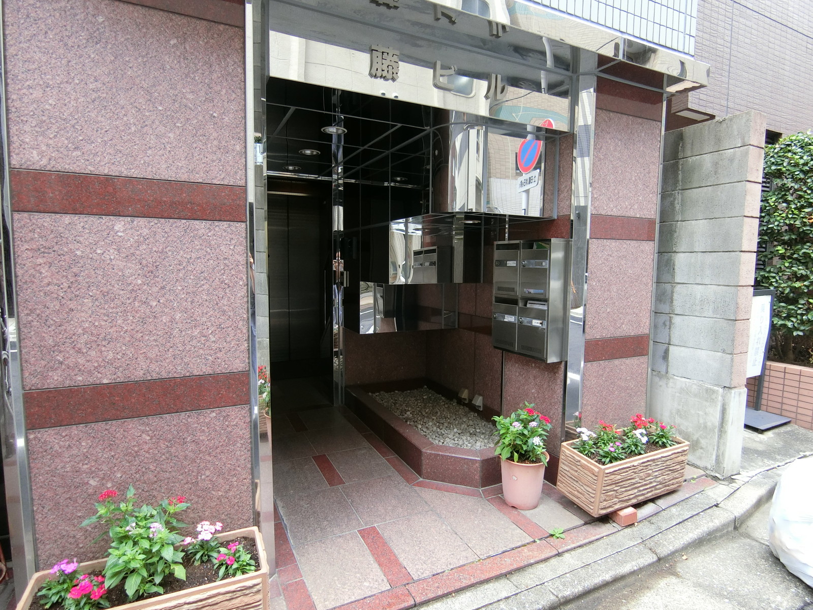 オフィスビル出入口