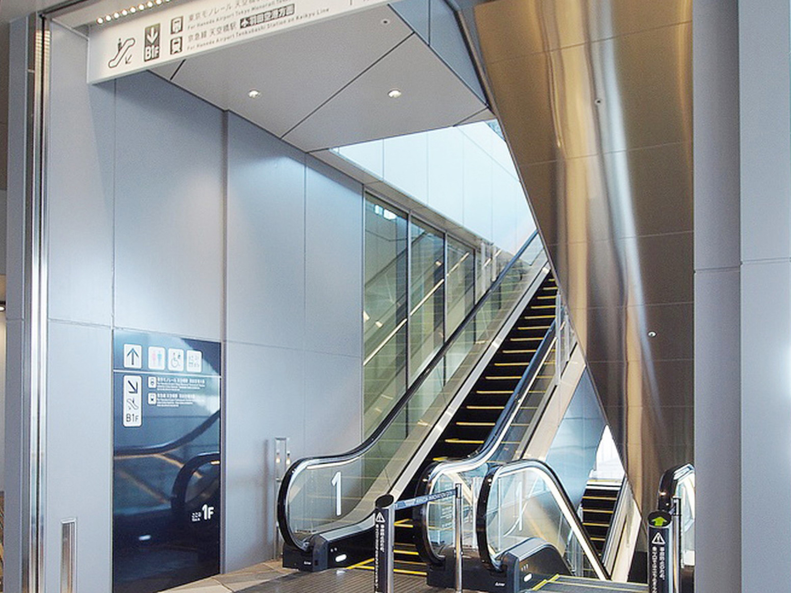 駅直結のエスカレーター