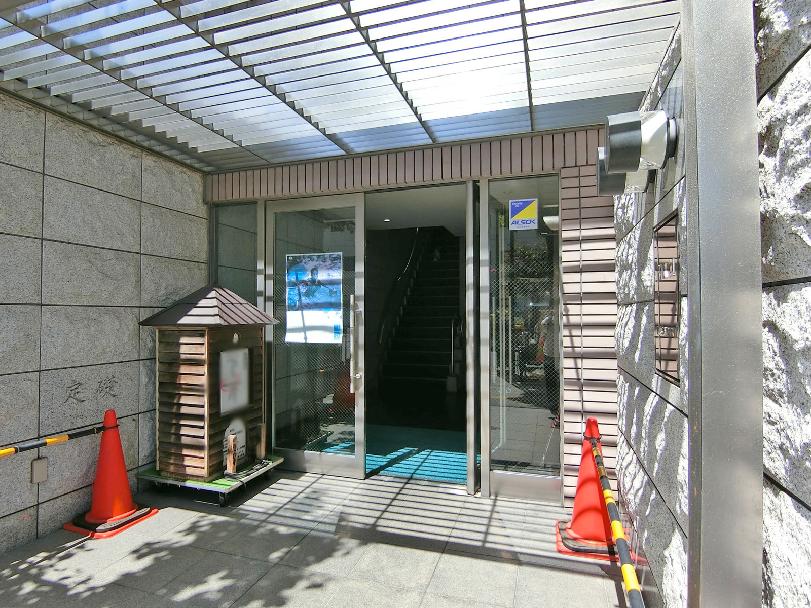 オフィスビル出入り口