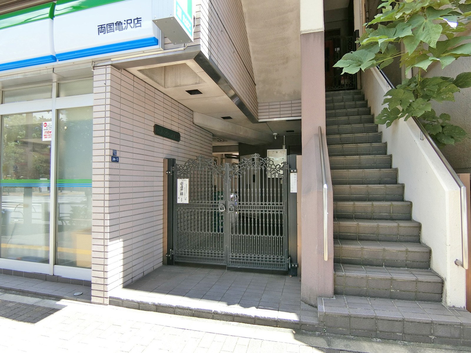 オフィスビル出入り口