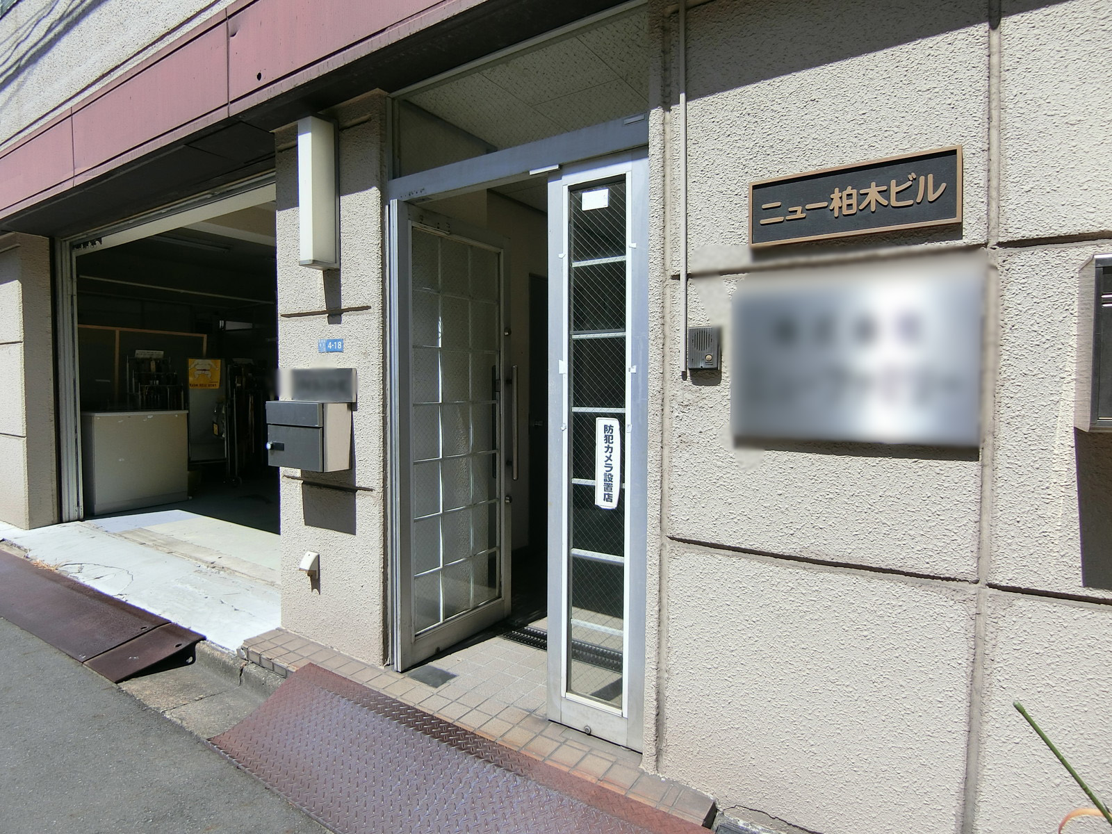 オフィスビル出入り口