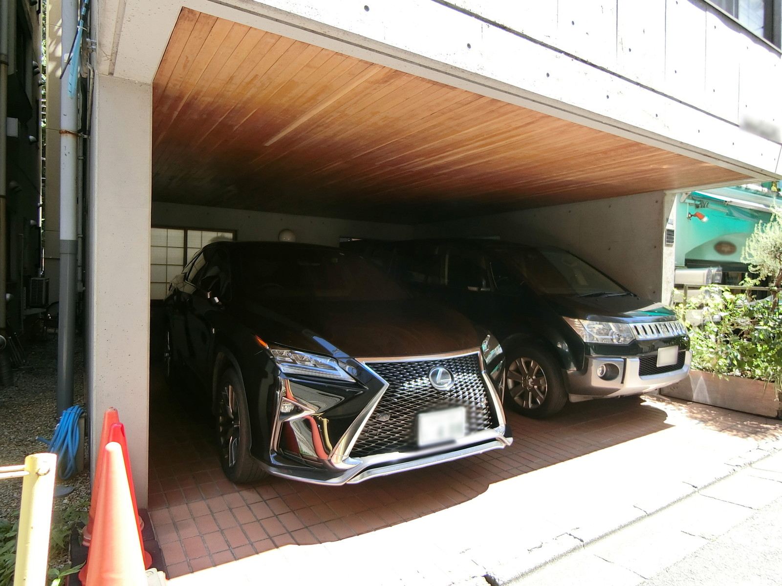 オフィスビル出入り口・駐車スペース