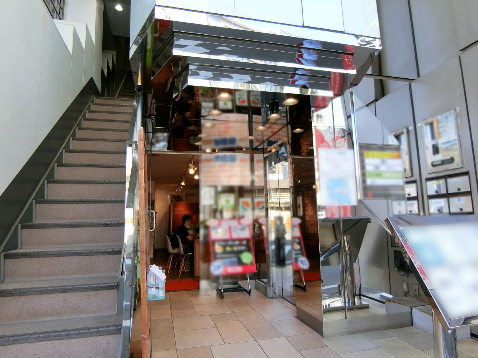 オフィスビル出入り口