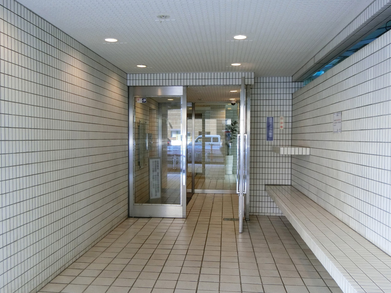 オフィスビル出入り口