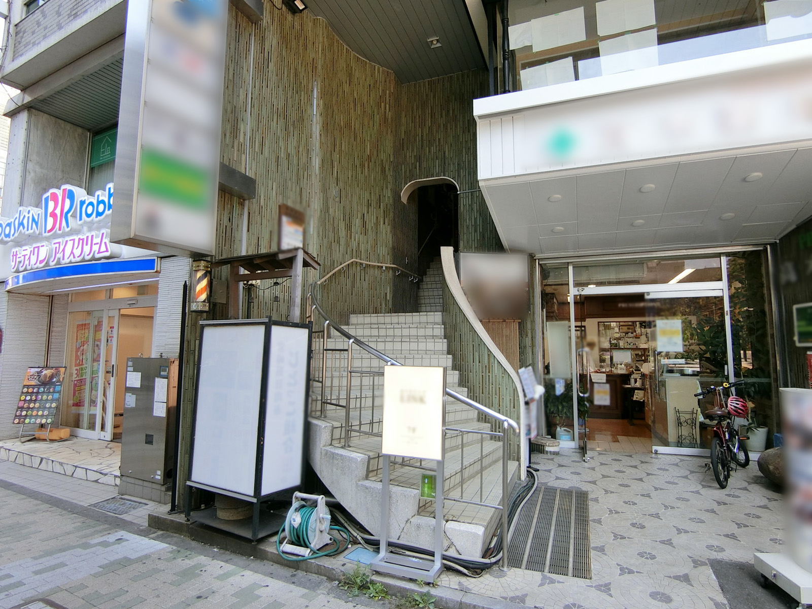 オフィスビル出入り口