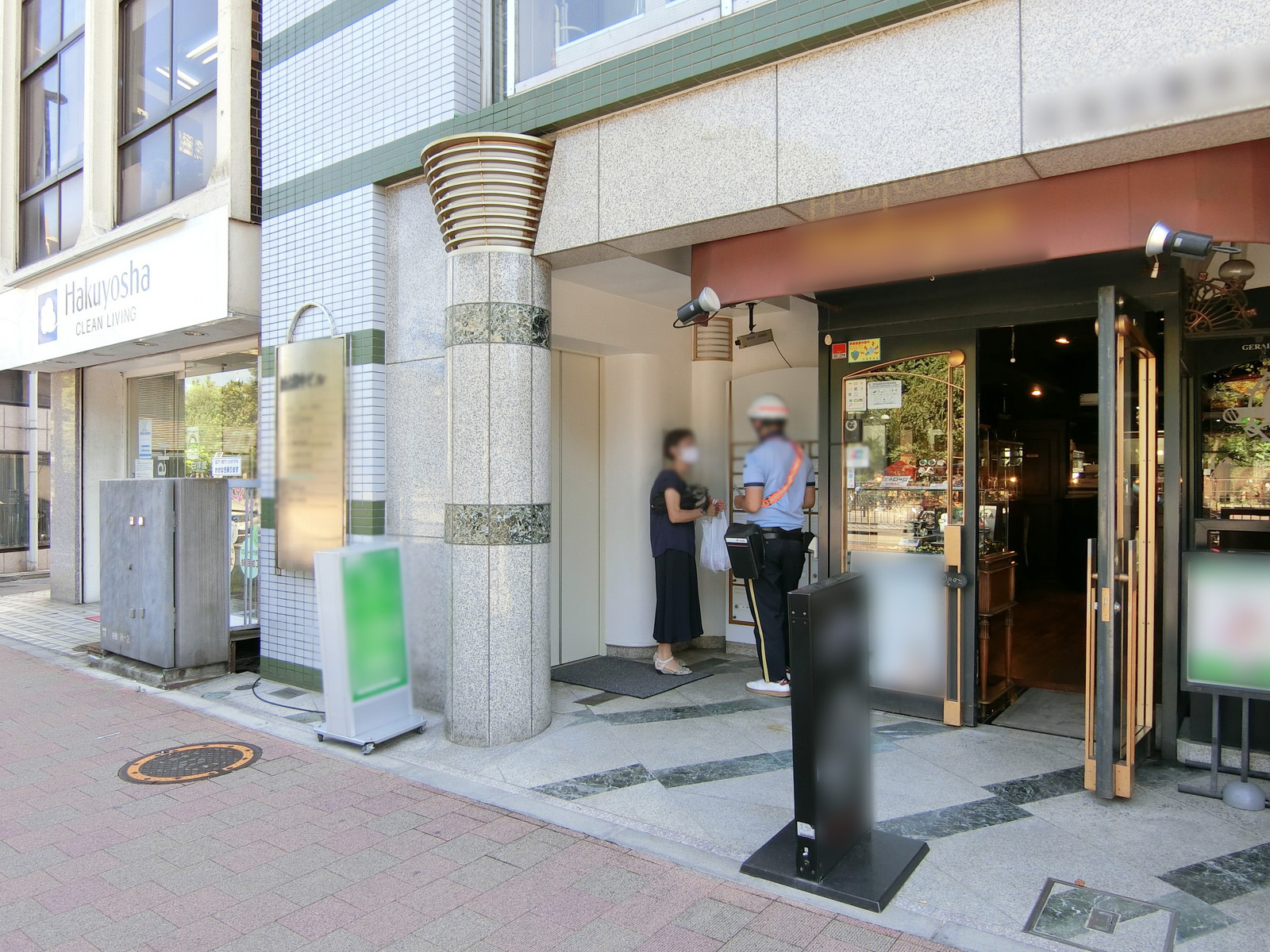 オフィスビル出入り口