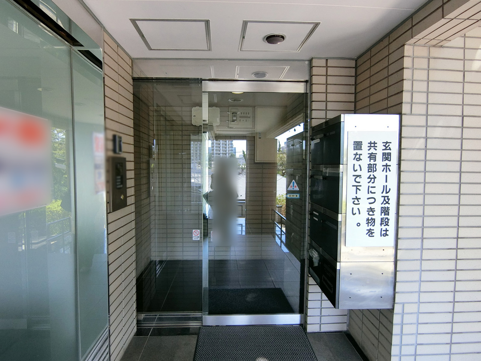 オフィスビル出入り口