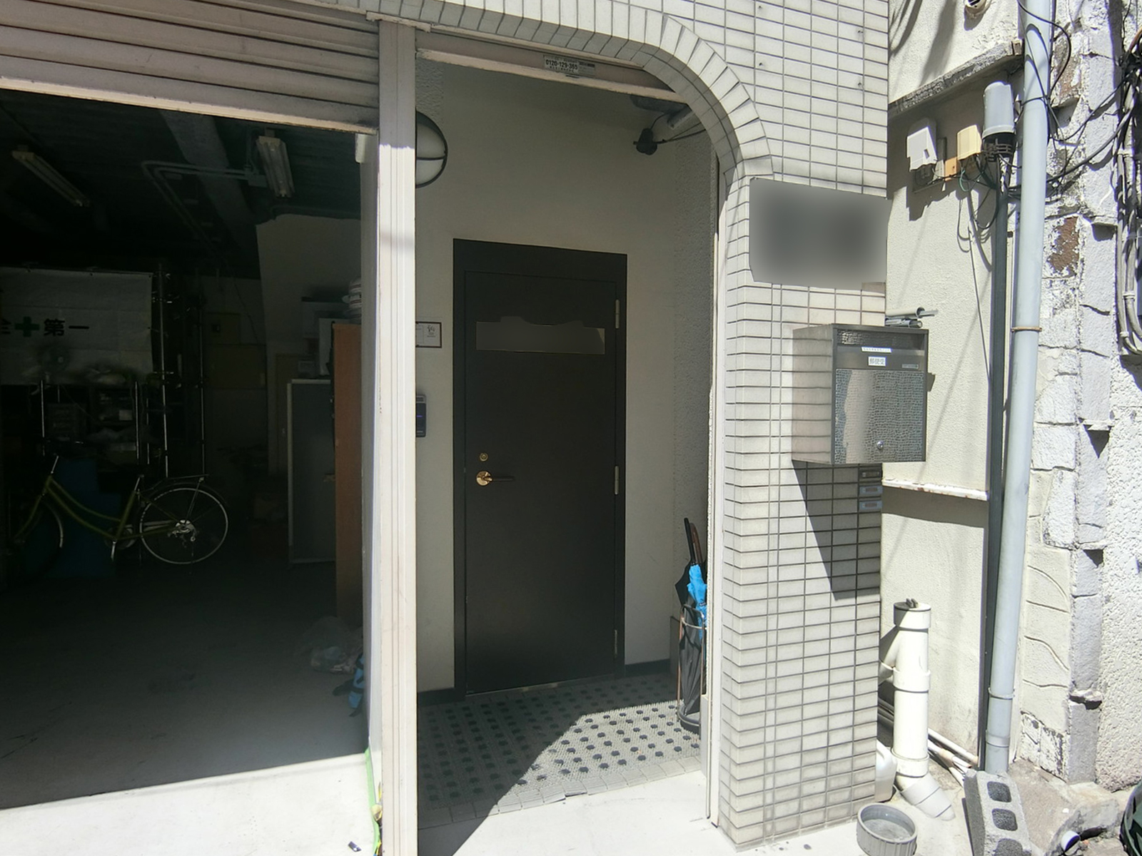 オフィスビル出入口