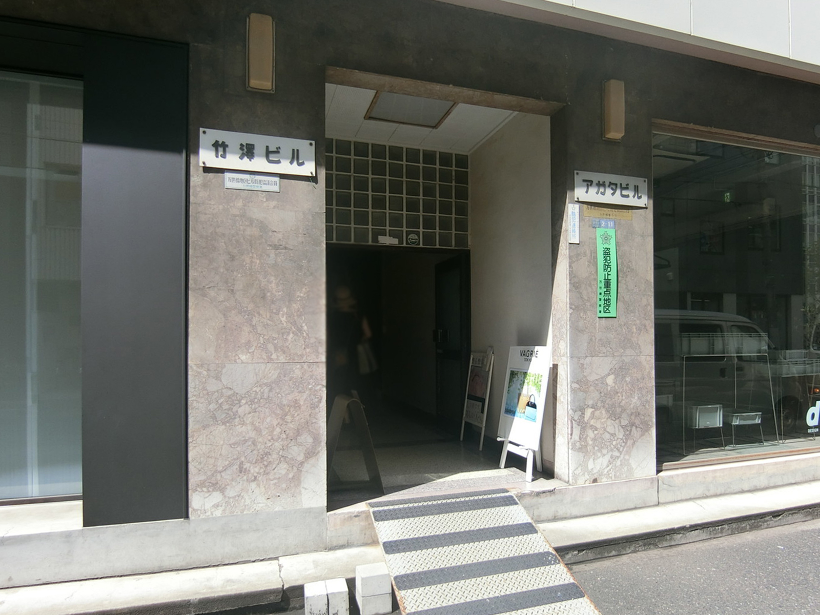 オフィスビル出入口