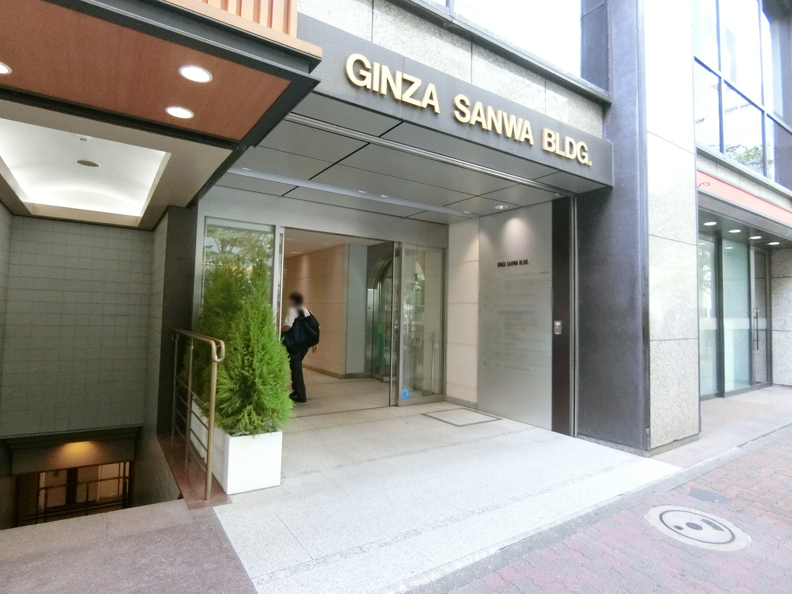 オフィスビル出入り口