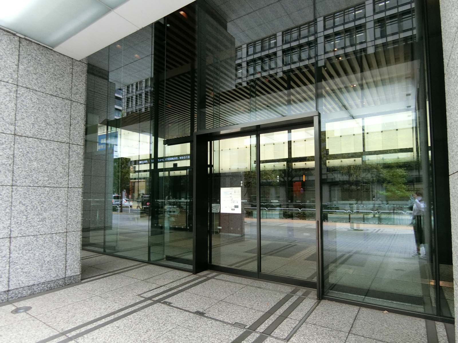 オフィスビル出入口
