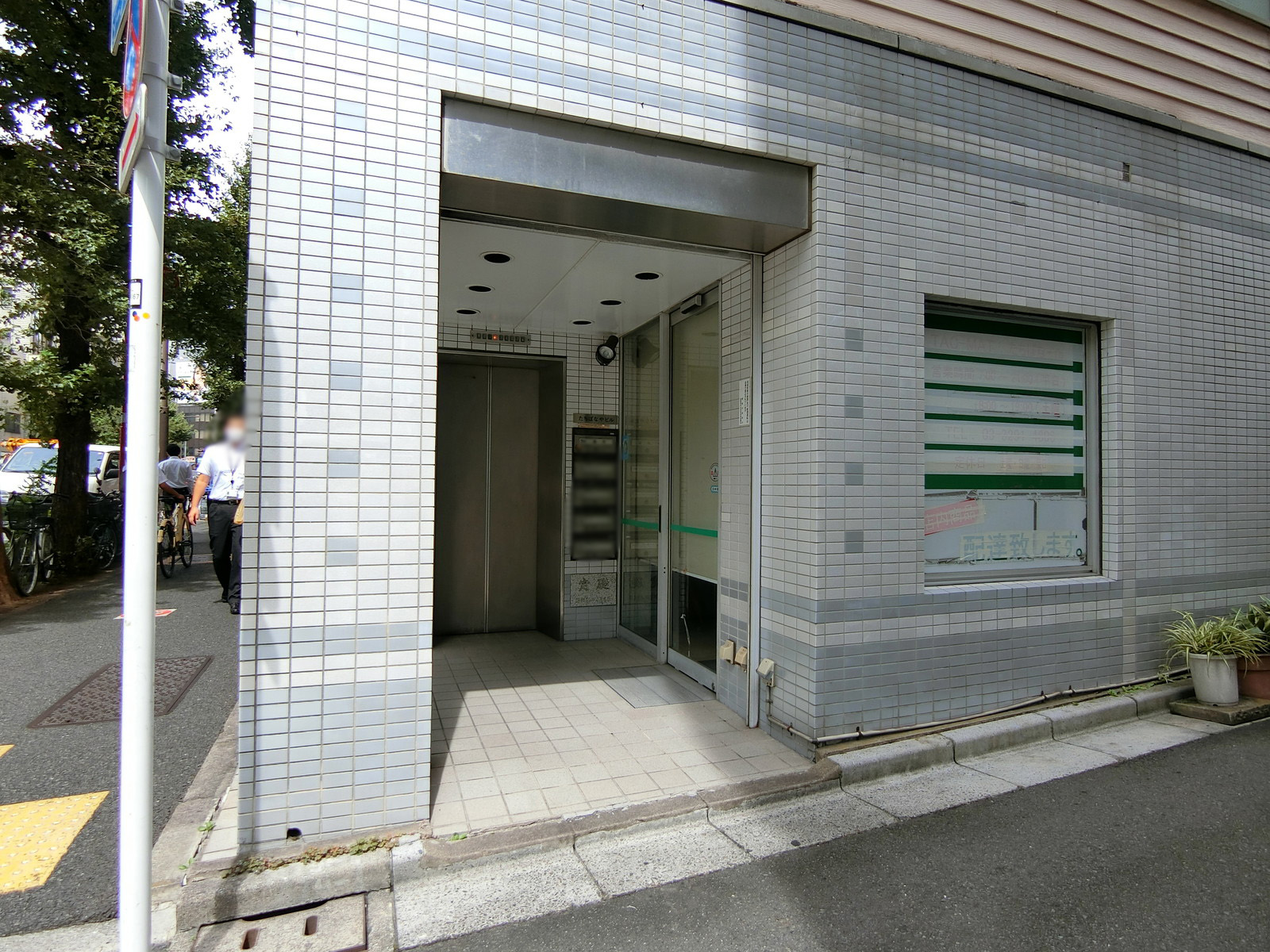 オフィスビル出入り口