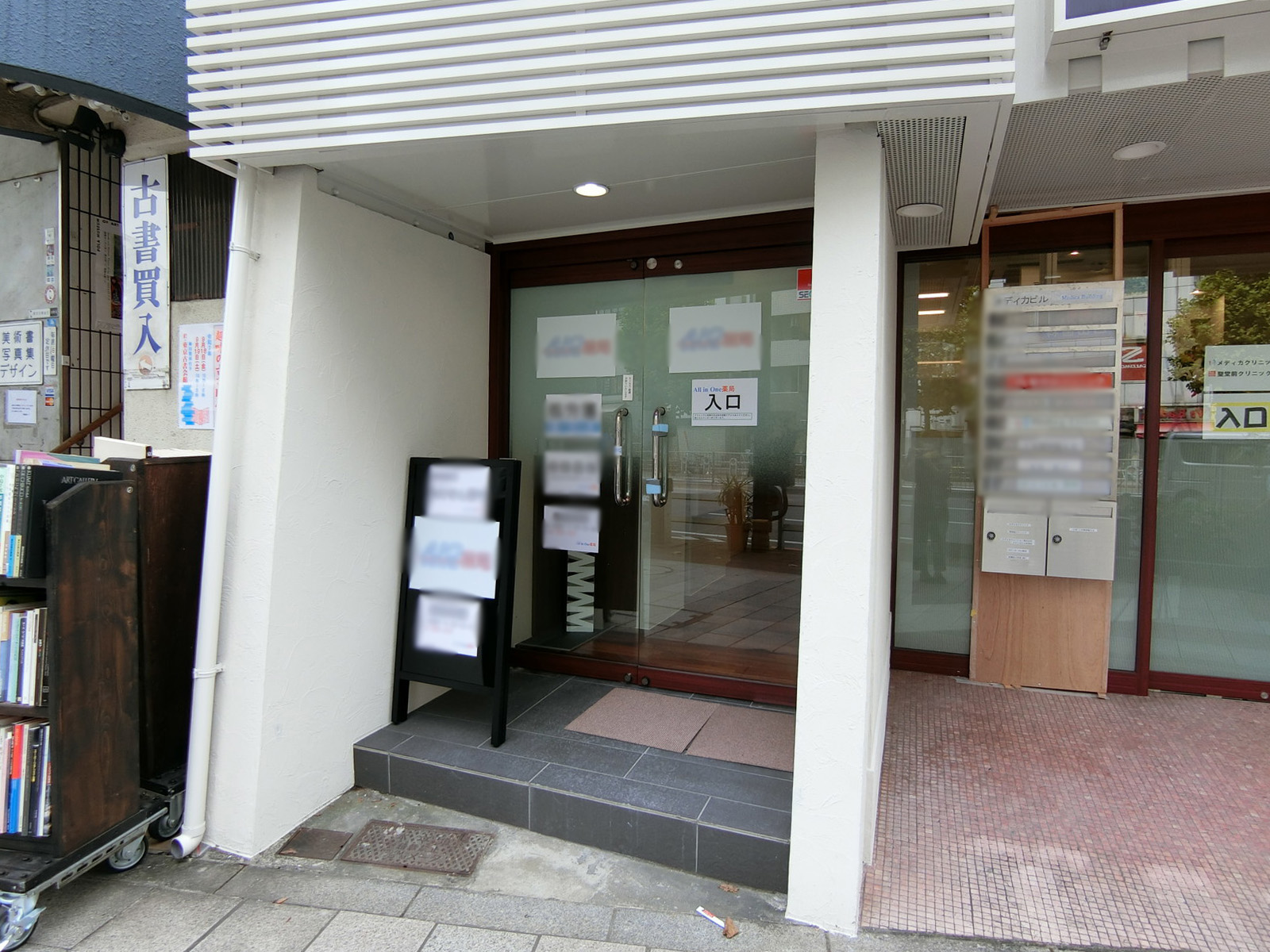 オフィスビル出入り口